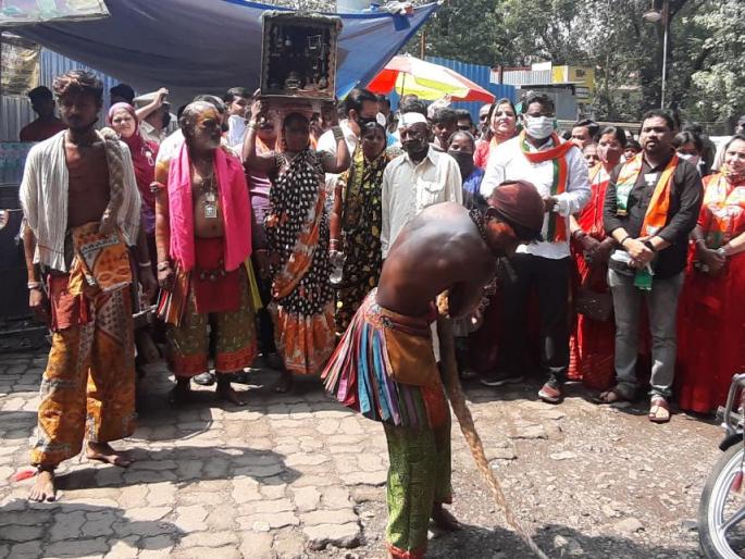 BJP's Bhatke Vimukta Aghadi agitation in kalyan | कल्याणमध्ये भाजपाचा "चाबूक "मोर्चा; राज्य शासनाच्या विरोधात संतापाची भावना BJP's Bhatke Vimukta Aghadi agitation in kalyan | कल्याणमध्ये भाजपाचा "चाबूक "मोर्चा; राज्य शासनाच्या विरोधात संतापाची भावना