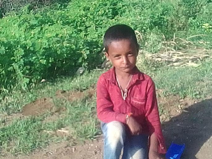 Child who had gone to play, never returned, finally the body was found in the river bed | खेळण्यास गेलेला चिमुकला परतलाच नाही, अखेर नदी पात्रात आढळला मृतदेह Child who had gone to play, never returned, finally the body was found in the river bed | खेळण्यास गेलेला चिमुकला परतलाच नाही, अखेर नदी पात्रात आढळला मृतदेह