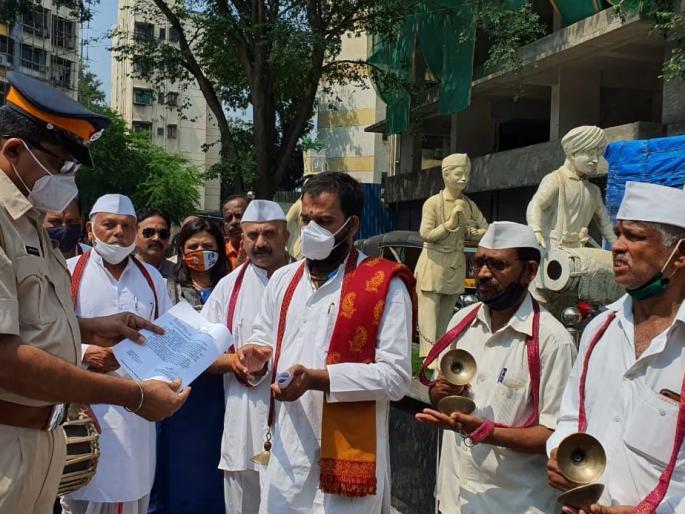 The Warkari sect protested against the vandalism of the Warkari sculpture at Dahisar | दहिसर येथील वारकरी शिल्पाची तोडफोड केल्याचा वारकरी संप्रदायाने केला निषेध The Warkari sect protested against the vandalism of the Warkari sculpture at Dahisar | दहिसर येथील वारकरी शिल्पाची तोडफोड केल्याचा वारकरी संप्रदायाने केला निषेध