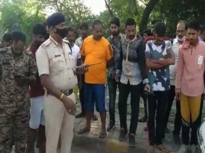 The young man was stabbed after chilly powder poured in his eyes; He died on the spot | युवकाच्या डोळ्यात मिरची पूड फेकून केले चाकूने सपासप वार; जागीच झाला मृत्यू The young man was stabbed after chilly powder poured in his eyes; He died on the spot | युवकाच्या डोळ्यात मिरची पूड फेकून केले चाकूने सपासप वार; जागीच झाला मृत्यू