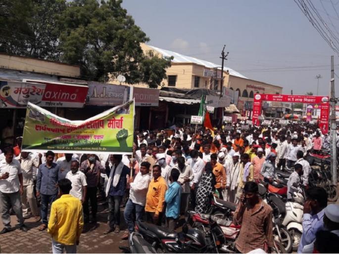 All parties united for the rights of farmers; Anger Morcha hits Gevrai tehsil | शेतकऱ्यांच्या हक्कासाठी सर्व पक्षीय एकजूट; गेवराईत तहसीलवर धडकला संताप मोर्चा