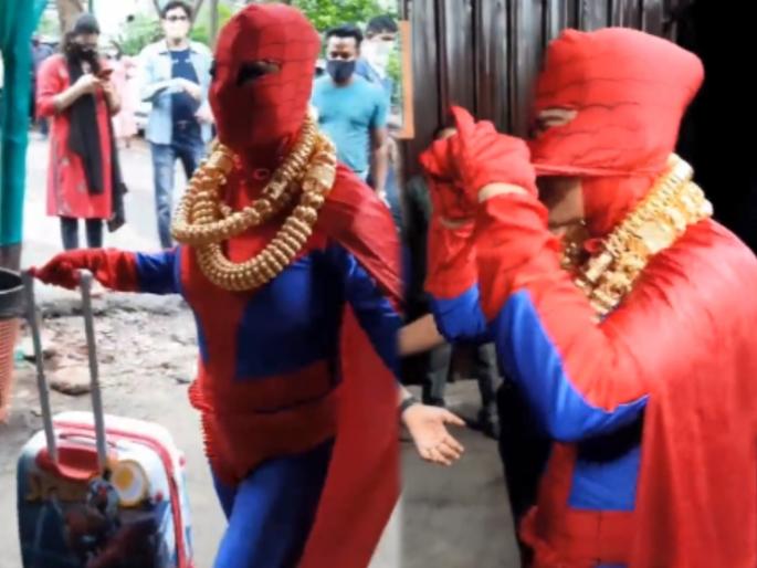 Bigg Boss 15 Rakhi Sawant trying to enter In the house in spider man attire | Bigg Boss 15 : घरात घुसण्याचा सेलिब्रेटीचा प्रयत्न, स्पायडरमन बनत केला राडा Bigg Boss 15 Rakhi Sawant trying to enter In the house in spider man attire | Bigg Boss 15 : घरात घुसण्याचा सेलिब्रेटीचा प्रयत्न, स्पायडरमन बनत केला राडा