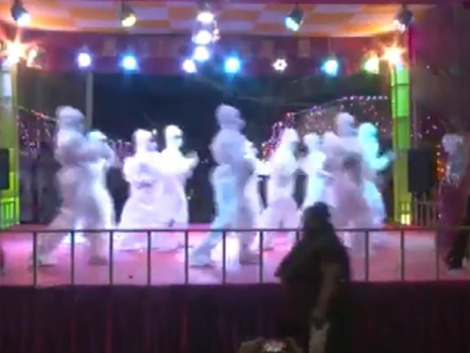 Gujrat Rajkot girls dance wearing PPE kit to make awareness about corona | PPE Kit घालुन मुलींनी खेळला रासगरबा, कोरोनाशी दोन हात करणाऱ्या या गरब्याची भलतीच चर्चा Gujrat Rajkot girls dance wearing PPE kit to make awareness about corona | PPE Kit घालुन मुलींनी खेळला रासगरबा, कोरोनाशी दोन हात करणाऱ्या या गरब्याची भलतीच चर्चा