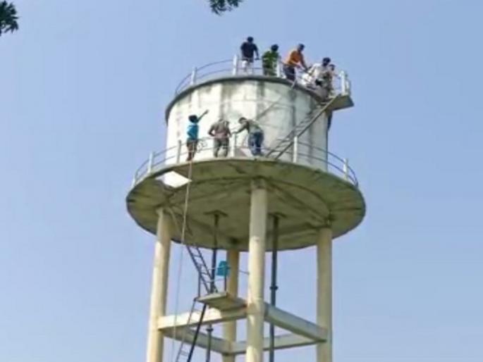 11 goats slaughtered in three days; The helpless farmer climbed on the Water tank | तीन दिवसांमध्ये ११ शेळ्या दगावल्या; हतबल शेतकरी चढला पाणी पुरवठा टाकीवर