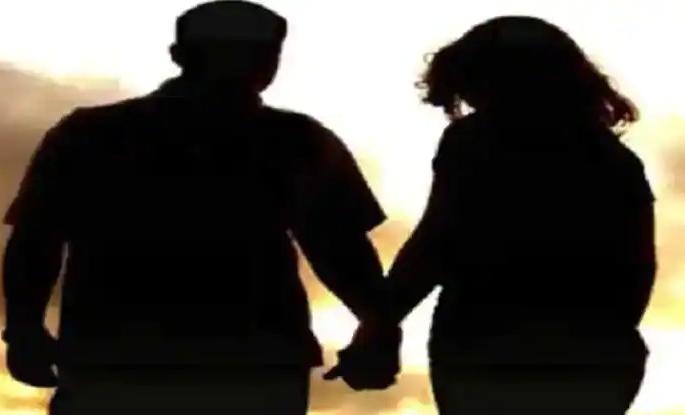The whole village's power supply was cut off to make a married lover to meet his Girlfriend, finally the villagers caught him and got him shaved and got married. | प्रेयसीला भेटण्यासाठी विवाहित प्रियकर करायचा संपूर्ण गावाचा वीजपुरवठा बंद, अखेर गावकऱ्यांनी पकडले आणि मुंडण करून लग्न लावले