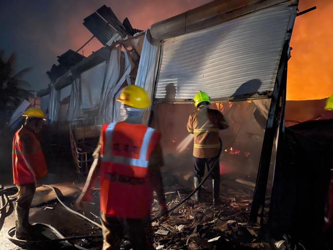 A large fire at a furniture godown in the Chamunda complex in Bhiwandi | भिवंडीमधील चामुंडा कॉम्प्लेक्समधील फर्नीचरच्या गोडाउनला मोठी आग A large fire at a furniture godown in the Chamunda complex in Bhiwandi | भिवंडीमधील चामुंडा कॉम्प्लेक्समधील फर्नीचरच्या गोडाउनला मोठी आग