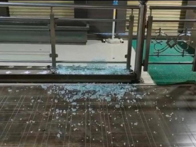 Panic situation over attack on "this" builder's office in Kalyan | कल्याणात "या " बिल्डरच्या कार्यालयावर हल्ला केल्यानं खळबळ 