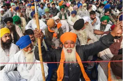 Farmer's Protest: Brutal murder of youth at Singhu border, suspected act of Nihang; Kisan Morcha protested | Farmer's Protest: Singhu borderवर तरुणाची निर्घृण हत्या, निहंगांचे कृत्य असल्याचा संशय; Kisan Morchaने केला निषेध Farmer's Protest: Brutal murder of youth at Singhu border, suspected act of Nihang; Kisan Morcha protested | Farmer's Protest: Singhu borderवर तरुणाची निर्घृण हत्या, निहंगांचे कृत्य असल्याचा संशय; Kisan Morchaने केला निषेध