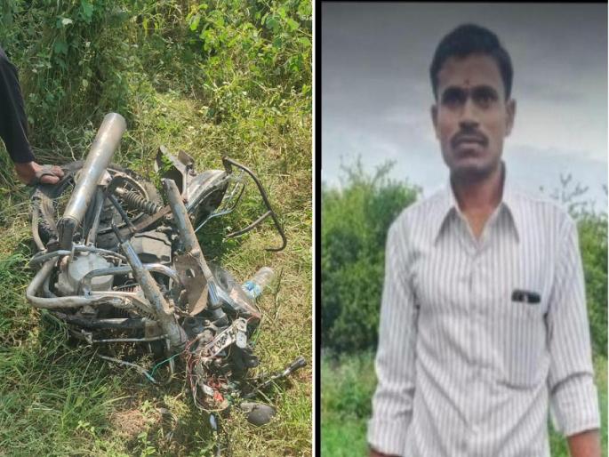 The two-wheeler was crushed in the collision of the truck; On the day of Dussehra, a young man on a two-wheeler was killed on the spot | ट्रकच्या धडकेत दुचाकीचा झाला चुराडा; ऐन दसऱ्याच्या दिवशी दुचाकीस्वार तरुण जागीच ठार The two-wheeler was crushed in the collision of the truck; On the day of Dussehra, a young man on a two-wheeler was killed on the spot | ट्रकच्या धडकेत दुचाकीचा झाला चुराडा; ऐन दसऱ्याच्या दिवशी दुचाकीस्वार तरुण जागीच ठार
