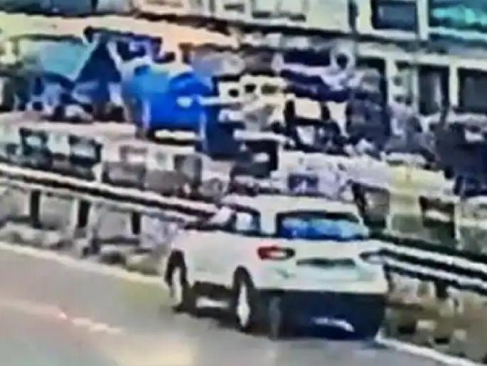 Two young women were hit by a speeding car; Accused police officer jailed on CCTV | दोन तरुणींना दिली भरधाव कारने धडक; सीसीटीव्हीत आरोपी पोलीस अधिकारी कैद