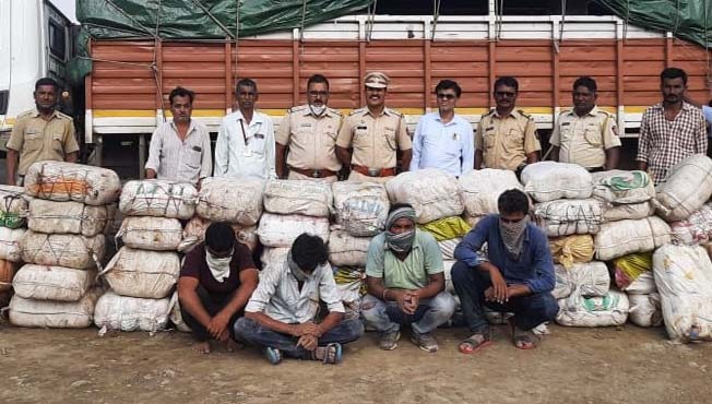Oh my god Cannabis worth Rs 3 crore 65 lakh seized; Transportation of drugs under the name of Poultry Feed | अरे बापरे! ३ कोटी ६५ लाख रुपयांचा गांजा जप्त; पोल्ट्री फीडच्या नावाखाली ड्रग्जची वाहतूक Oh my god Cannabis worth Rs 3 crore 65 lakh seized; Transportation of drugs under the name of Poultry Feed | अरे बापरे! ३ कोटी ६५ लाख रुपयांचा गांजा जप्त; पोल्ट्री फीडच्या नावाखाली ड्रग्जची वाहतूक