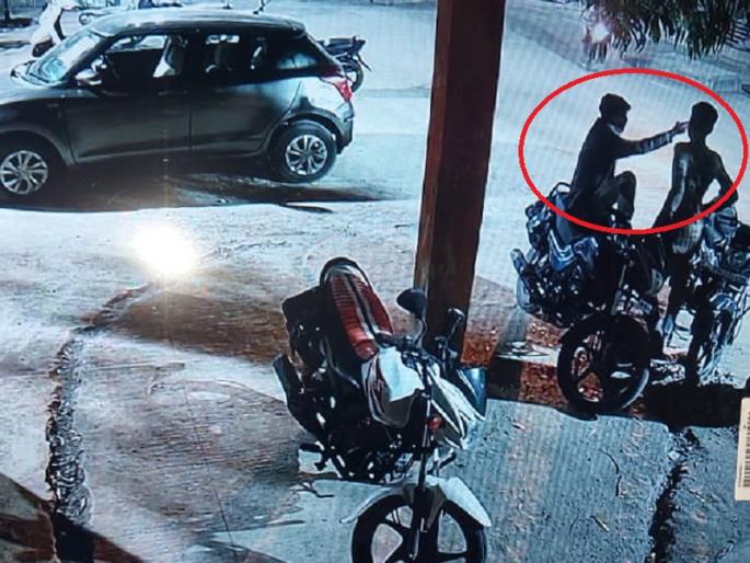 The rubbish of thieves; Two-wheeler snatched after smoking a cigarette in Beed | चोरट्यांचाही रुबाब; सिगारेटचा झुरका मारत पळविली दुचाकी