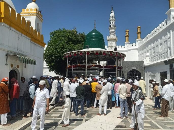 Eid-e-Milad: A crowd of devotees to see the holy dress of the Prophet Muhammad | ईद-ए-मिलाद : मोहम्मद पैगंबरांच्या पवित्र पोशाखाच्या दर्शनासाठी भाविकांची गर्दी Eid-e-Milad: A crowd of devotees to see the holy dress of the Prophet Muhammad | ईद-ए-मिलाद : मोहम्मद पैगंबरांच्या पवित्र पोशाखाच्या दर्शनासाठी भाविकांची गर्दी