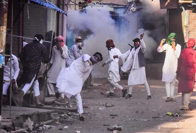 madhya pradesh unruly elements created ruckus in jabalpur pelting stones at police and hurled firecrackers | धक्कादायक! पोलिसांवर दगडफेक, जळते फटाके फेकले; 'या' ठिकाणी परिस्थिती गंभीर, घटनेने खळबळ  madhya pradesh unruly elements created ruckus in jabalpur pelting stones at police and hurled firecrackers | धक्कादायक! पोलिसांवर दगडफेक, जळते फटाके फेकले; 'या' ठिकाणी परिस्थिती गंभीर, घटनेने खळबळ