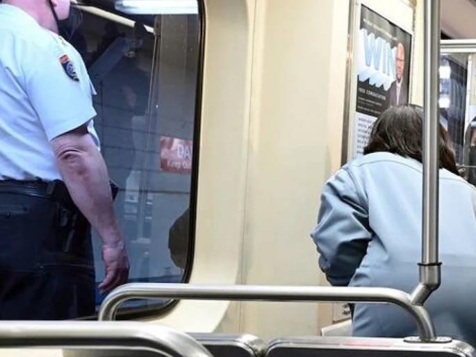 Crime News woman rape in train america riders mobile video | इथे ओशाळली माणुसकी! धावत्या ट्रेनमध्ये महिलेवर बलात्कार; मदतीऐवजी लोक काढत राहिले Video Crime News woman rape in train america riders mobile video | इथे ओशाळली माणुसकी! धावत्या ट्रेनमध्ये महिलेवर बलात्कार; मदतीऐवजी लोक काढत राहिले Video