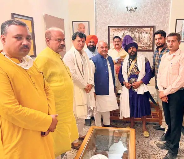 Farmer's Protest: Union Agriculture Minister Narendra Singh Tomar's photo with Nihang chief caused a stir, serious allegations against the government | Farmer's Protest: निहंग प्रमुखांसोबत केंद्रीय कृषिमंत्री Narendra Singh Tomar यांच्या फोटोमुळे खळबळ, सरकारवर झाले गंभीर आरोप Farmer's Protest: Union Agriculture Minister Narendra Singh Tomar's photo with Nihang chief caused a stir, serious allegations against the government | Farmer's Protest: निहंग प्रमुखांसोबत केंद्रीय कृषिमंत्री Narendra Singh Tomar यांच्या फोटोमुळे खळबळ, सरकारवर झाले गंभीर आरोप
