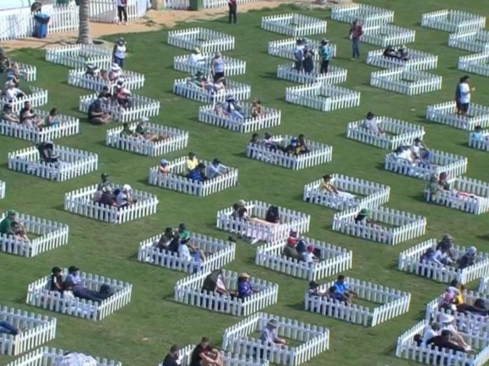 ICC T20 World Cup 2021 Aus vs SA Live updates : Audience sitting in the fence to maintain social distancing, See pic | T20 World Cup 2021 Aus vs SA Live Score: ऑस्ट्रेलिया - दक्षिण आफ्रिका सामन्यात कांगारूंचे वर्चस्व, पण सोशल मीडियावर चर्चा रंगलीय 'या' फोटोची