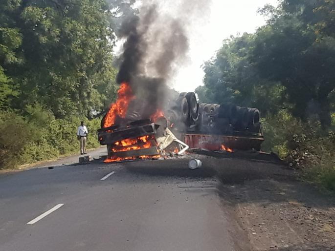 Accident: Truck accident on Nagpur-Aurangabad Super Express Highway, truck burnt to ashes | Accident: नागपूर-औरंगाबाद सुपर एक्सप्रेस हायवेवर ट्रकला भीषण अपघात, ट्रक जळून खाक Accident: Truck accident on Nagpur-Aurangabad Super Express Highway, truck burnt to ashes | Accident: नागपूर-औरंगाबाद सुपर एक्सप्रेस हायवेवर ट्रकला भीषण अपघात, ट्रक जळून खाक