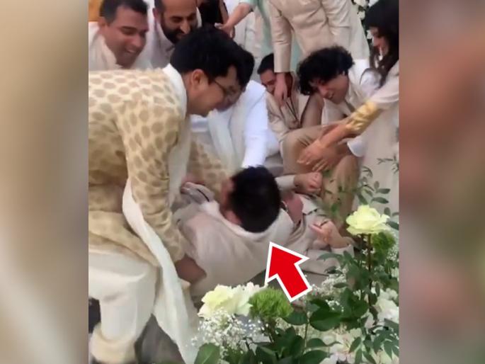 jute churai funny video goes viral on social media | लग्नात बुट चोरण्यासाठी जुंपली मारामारी, एकमेकाला दे दणादण देत जमिनीवर कोसळले वऱ्हाडी.. jute churai funny video goes viral on social media | लग्नात बुट चोरण्यासाठी जुंपली मारामारी, एकमेकाला दे दणादण देत जमिनीवर कोसळले वऱ्हाडी..