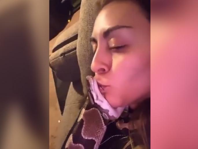 young woman kissing snake and saying I love you to snake video goes viral | सापाला वारंवार किस करत I love you म्हणतेय ही तरुणी, व्हिडिओ पाहुन अंगावर येईल काटा young woman kissing snake and saying I love you to snake video goes viral | सापाला वारंवार किस करत I love you म्हणतेय ही तरुणी, व्हिडिओ पाहुन अंगावर येईल काटा
