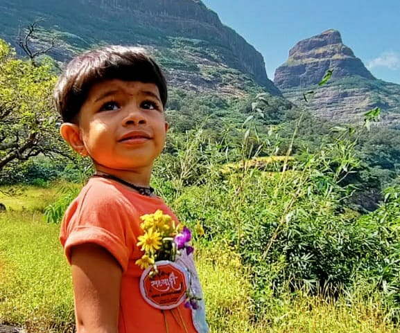 Two year old Prachiti Gharat climbed three fort | शाब्बास पोरी! दोन वर्षांच्या चिमुकलीने केली कमाल; सह्याद्रीच्या कुशीत असलेले 3 किल्ले केले सर Two year old Prachiti Gharat climbed three fort | शाब्बास पोरी! दोन वर्षांच्या चिमुकलीने केली कमाल; सह्याद्रीच्या कुशीत असलेले 3 किल्ले केले सर