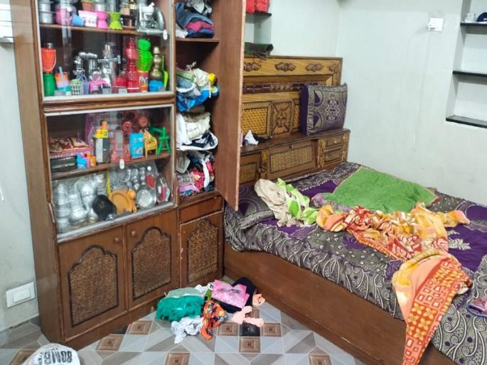 5th burglary in 15 days in Selu; In an armed robbery in Gulmohar Colony, Rs 6 lakh was looted | सेलूत पंधरा दिवसात ५ वी घरफोडी; गुलमोहर कॉलनीत सशस्त्र दरोड्यात ६ लाखांचा ऐवज लुटला 5th burglary in 15 days in Selu; In an armed robbery in Gulmohar Colony, Rs 6 lakh was looted | सेलूत पंधरा दिवसात ५ वी घरफोडी; गुलमोहर कॉलनीत सशस्त्र दरोड्यात ६ लाखांचा ऐवज लुटला