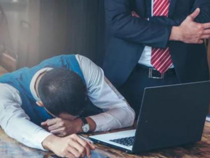 how to avoid sleeping in office know the simple and easy tips | ऑफिसमध्ये बॉससमोर डुलकी काढाल तर येईल पश्चातापाची वेळ, त्याआधीच जाणून घ्या यावरचे उपाय how to avoid sleeping in office know the simple and easy tips | ऑफिसमध्ये बॉससमोर डुलकी काढाल तर येईल पश्चातापाची वेळ, त्याआधीच जाणून घ्या यावरचे उपाय