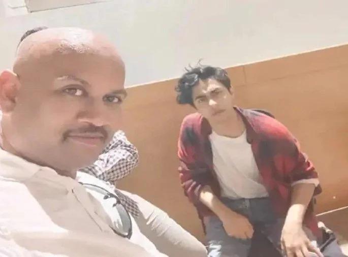 Mumbai drugs case: Pune police arrest Kiran Gosavi in Aryan Khan drugs case | Mumbai drugs case: आर्यन खान ड्रग्स केसमधील पंच किरण गोसावी अटकेत, पुणे पोलिसांनी केली कारवाई Mumbai drugs case: Pune police arrest Kiran Gosavi in Aryan Khan drugs case | Mumbai drugs case: आर्यन खान ड्रग्स केसमधील पंच किरण गोसावी अटकेत, पुणे पोलिसांनी केली कारवाई