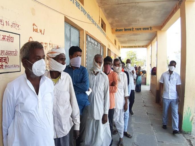 Deglaur Assembly by-election: Voting begins in spontaneous response of citizens | देगलूर विधानसभा पोटनिवडणूक: नागरिकांच्या उत्स्फूर्त प्रतिसादात मतदान सुरु, ३ वाजेपर्यंत ४८ टक्के मतदान Deglaur Assembly by-election: Voting begins in spontaneous response of citizens | देगलूर विधानसभा पोटनिवडणूक: नागरिकांच्या उत्स्फूर्त प्रतिसादात मतदान सुरु, ३ वाजेपर्यंत ४८ टक्के मतदान