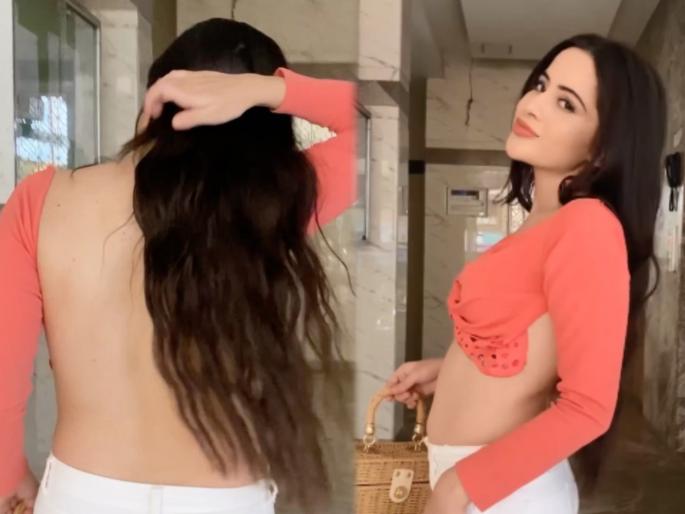 Trending Urfi Javed bare backless Attire amaze viewers | पलट ! बॅकलेस फोटो पाहून चाहत्यांचा उडाला गोंधळ, अभिनेत्रीचा व्हिडीओ व्हायरल Trending Urfi Javed bare backless Attire amaze viewers | पलट ! बॅकलेस फोटो पाहून चाहत्यांचा उडाला गोंधळ, अभिनेत्रीचा व्हिडीओ व्हायरल