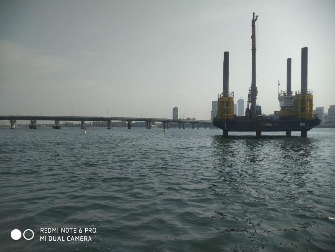 Coastal road work stopped by fishermen from Worli Koliwada in Mumbai | मुंबईतील वरळी कोळीवाड्यातील मच्छिमारांनी बंद पाडले कोस्टल रोडचे काम Coastal road work stopped by fishermen from Worli Koliwada in Mumbai | मुंबईतील वरळी कोळीवाड्यातील मच्छिमारांनी बंद पाडले कोस्टल रोडचे काम