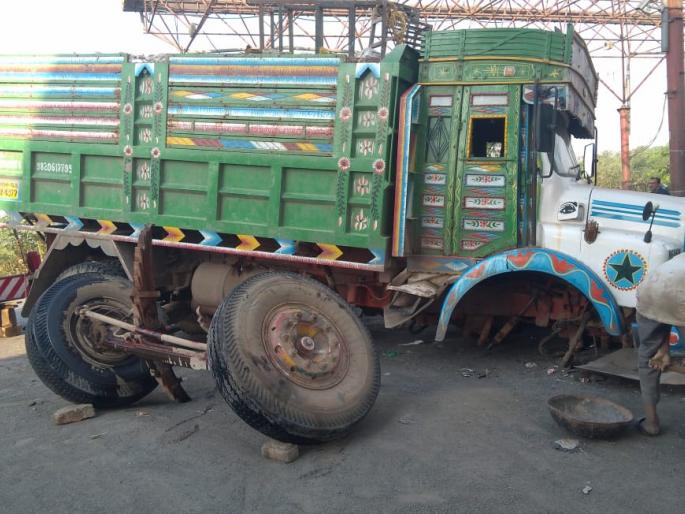 Tempo hits the divider; Both wheels of the tempo came off | टेम्पोची दुभाजकाला धडक; टेम्पोचे दोन्ही चाके निखळली Tempo hits the divider; Both wheels of the tempo came off | टेम्पोची दुभाजकाला धडक; टेम्पोचे दोन्ही चाके निखळली