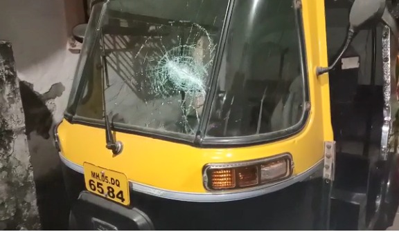 More than 15 rickshaws, motorcycles vandalized by the mob; Filed a crime | टोळक्याकडून १५ पेक्षा जास्त रिक्षा, मोटारसायकलची तोडफोड; गुन्हा दाखल