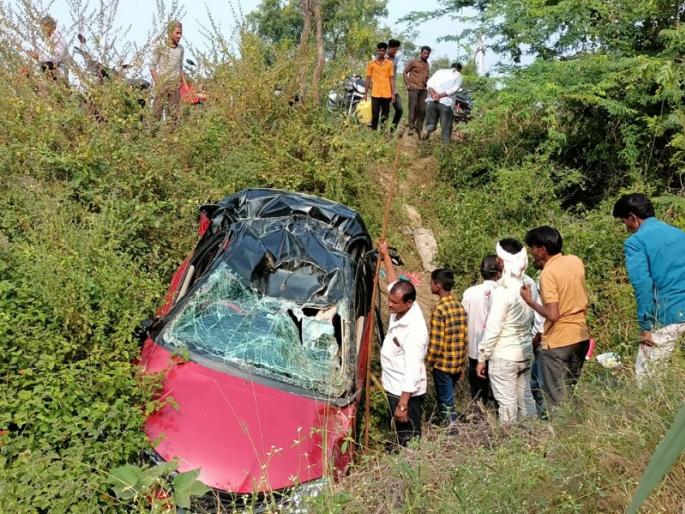 The driver lost control and the car overturned | चालकाचे नियंत्रण सुटल्याने धोकादायक वळणार कार उलटली The driver lost control and the car overturned | चालकाचे नियंत्रण सुटल्याने धोकादायक वळणार कार उलटली