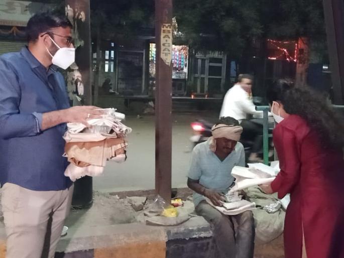 Jalgaon District Collector help poor people in diwali | निराधारांची दिवाळी! जळगाव जिल्हाधिकाऱ्यांची थंडीत कुडकुडणाऱ्यांना मायेची उब; गरजूंना केली मदत Jalgaon District Collector help poor people in diwali | निराधारांची दिवाळी! जळगाव जिल्हाधिकाऱ्यांची थंडीत कुडकुडणाऱ्यांना मायेची उब; गरजूंना केली मदत