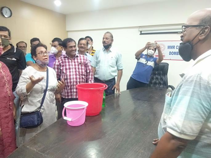 Dombivli residents' homes flooded with water on Diwali, angry citizens rushed to MIDC office | डोंबिवली निवासी भागातील नागरिकांच्या घरी दिवाळीत पाण्याचा ठणठणाट, संतप्त नागरिकांनी घेतली एमआयडीसीच्या कार्यालयावर धाव Dombivli residents' homes flooded with water on Diwali, angry citizens rushed to MIDC office | डोंबिवली निवासी भागातील नागरिकांच्या घरी दिवाळीत पाण्याचा ठणठणाट, संतप्त नागरिकांनी घेतली एमआयडीसीच्या कार्यालयावर धाव