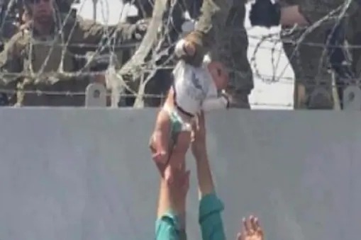 Afghanistan Crisis: What happened to the boy who was handed over to US troops to save him from the Taliban? Shocking information came to the fore | Afghanistan Crisis: तालिबानपासून वाचवण्यासाठी अमेरिकन सैनिकांच्या हाती दिलेल्या त्या मुलाचे पुढे काय झाले? समोर आली धक्कादायक माहिती Afghanistan Crisis: What happened to the boy who was handed over to US troops to save him from the Taliban? Shocking information came to the fore | Afghanistan Crisis: तालिबानपासून वाचवण्यासाठी अमेरिकन सैनिकांच्या हाती दिलेल्या त्या मुलाचे पुढे काय झाले? समोर आली धक्कादायक माहिती