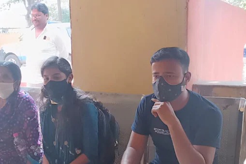 The young woman fell in love with the teacher who took tuition, ran away and got married, finally after four months ... | ट्युशन घेणाऱ्या शिक्षकाच्या प्रेमात पडली तरुणी, पळून जाऊन केलं लग्न, अखेर चार महिन्यांनंतर पोलिसांनी एकत्र आणले The young woman fell in love with the teacher who took tuition, ran away and got married, finally after four months ... | ट्युशन घेणाऱ्या शिक्षकाच्या प्रेमात पडली तरुणी, पळून जाऊन केलं लग्न, अखेर चार महिन्यांनंतर पोलिसांनी एकत्र आणले