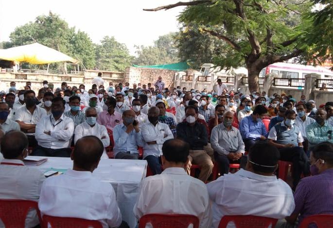 Ahmednagar District Hospital fire case; Doctors, employees start agitation to stop work, allegation that suspension action is wrong | जिल्हा रुग्णालय आग प्रकरण; डॉक्टर, कर्मचाऱ्यांचे काम बंद आंदोलन सुरू, निलंबन कारवाई चुकीची असल्याचा आरोप Ahmednagar District Hospital fire case; Doctors, employees start agitation to stop work, allegation that suspension action is wrong | जिल्हा रुग्णालय आग प्रकरण; डॉक्टर, कर्मचाऱ्यांचे काम बंद आंदोलन सुरू, निलंबन कारवाई चुकीची असल्याचा आरोप