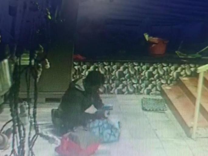 Went for God darshan and happened "this" type; Incident captured on CCTV | देव दर्शनासाठी गेले अन् घडला "हा" प्रकार; सीसीटीव्हीत घटना कैद Went for God darshan and happened "this" type; Incident captured on CCTV | देव दर्शनासाठी गेले अन् घडला "हा" प्रकार; सीसीटीव्हीत घटना कैद