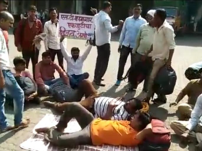 ST strike Expulsion of employees from the rest house at Khopat Depo | ST Strike : एसटी संप चिघळण्याची शक्यता; खोपट डेपोतील विश्रामगृहातून कर्मचाऱ्यांची हकालपट्टी ST strike Expulsion of employees from the rest house at Khopat Depo | ST Strike : एसटी संप चिघळण्याची शक्यता; खोपट डेपोतील विश्रामगृहातून कर्मचाऱ्यांची हकालपट्टी