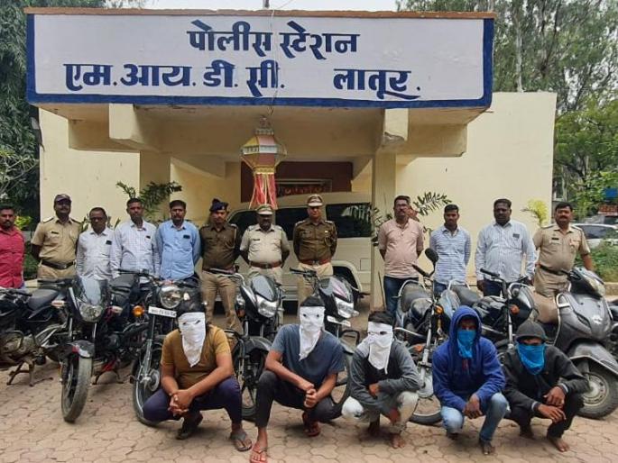 5 accused arrested with 11 stolen motorcycles; Three crimes uncovered | ११ चोरीच्या मोटारसायकलसह ५ आरोपींना अटक; तीन गुन्हे उघडकीस 5 accused arrested with 11 stolen motorcycles; Three crimes uncovered | ११ चोरीच्या मोटारसायकलसह ५ आरोपींना अटक; तीन गुन्हे उघडकीस
