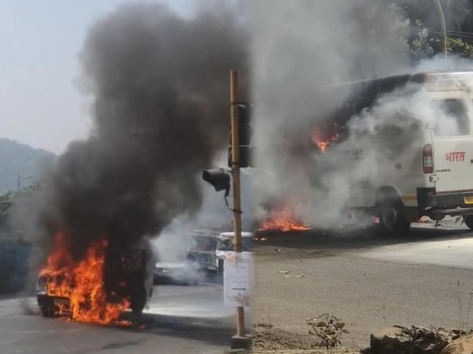The Burning Van; Massive damage to the vehicle of the pollution department | दी बर्निंग व्हॅन ; प्रदूषण विभागाच्या वाहनाचे मोठ्या प्रमाणात नुकसान The Burning Van; Massive damage to the vehicle of the pollution department | दी बर्निंग व्हॅन ; प्रदूषण विभागाच्या वाहनाचे मोठ्या प्रमाणात नुकसान