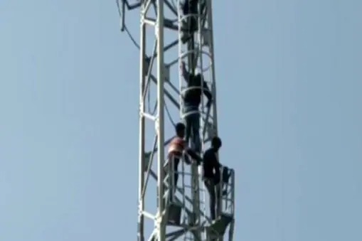 Put my login, the young man climbed the tower like a hero in the school and then the drama lasted for three hours. | माझं लगीन लावून द्या, शोलेतील वीरूप्रमाणे टॉवरवर चढला तरुण आणि मग तीन तास चालला ड्रामा Put my login, the young man climbed the tower like a hero in the school and then the drama lasted for three hours. | माझं लगीन लावून द्या, शोलेतील वीरूप्रमाणे टॉवरवर चढला तरुण आणि मग तीन तास चालला ड्रामा