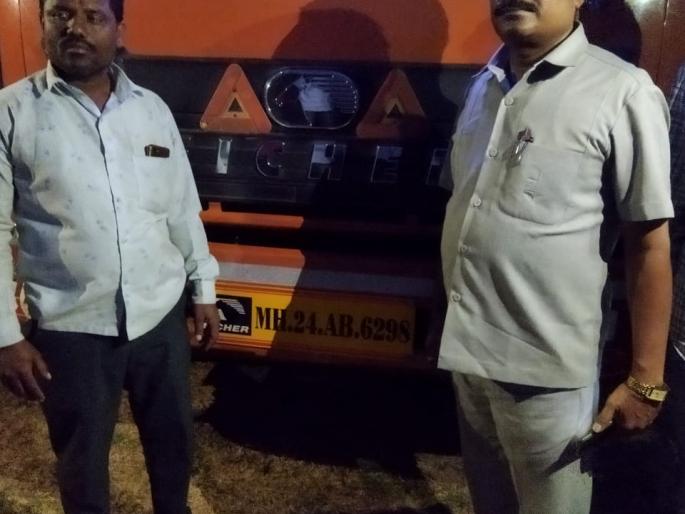 Tempo looted from Latur city seized in Osmanabad | लातूर शहरातून पळविलेला टेम्पाे उसमानाबादमध्ये जप्त Tempo looted from Latur city seized in Osmanabad | लातूर शहरातून पळविलेला टेम्पाे उसमानाबादमध्ये जप्त