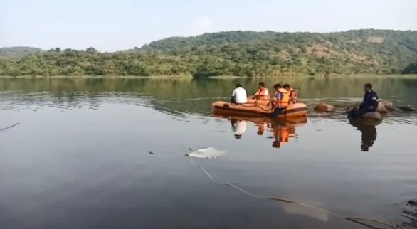 Two children drown in Chikhloli dam in Ambernath; The search operation was stopped due to darkness | अंबरनाथच्या चिखलोली धरणात दोन मुलं बुडाली; अंधार पडल्याने शोधकार्य थांबले Two children drown in Chikhloli dam in Ambernath; The search operation was stopped due to darkness | अंबरनाथच्या चिखलोली धरणात दोन मुलं बुडाली; अंधार पडल्याने शोधकार्य थांबले