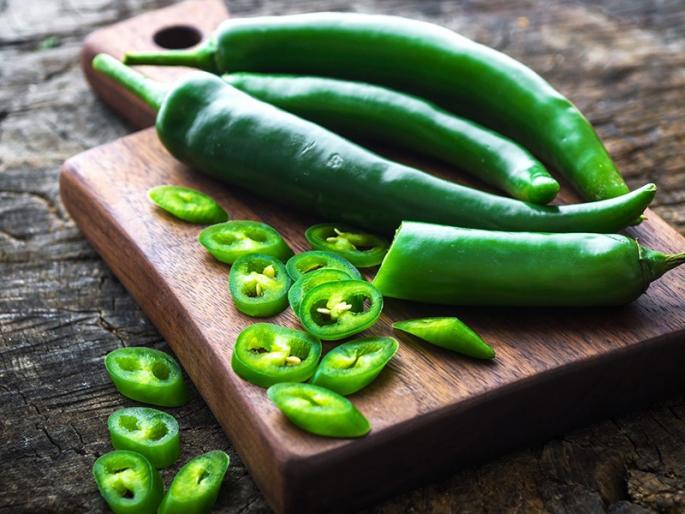health benefits of green chilly and you will be amazed | एक मिरची रोज अन् आजार कायमचे दुर, 'हे' गंभीर रोग तर शिवणारही नाहीत health benefits of green chilly and you will be amazed | एक मिरची रोज अन् आजार कायमचे दुर, 'हे' गंभीर रोग तर शिवणारही नाहीत