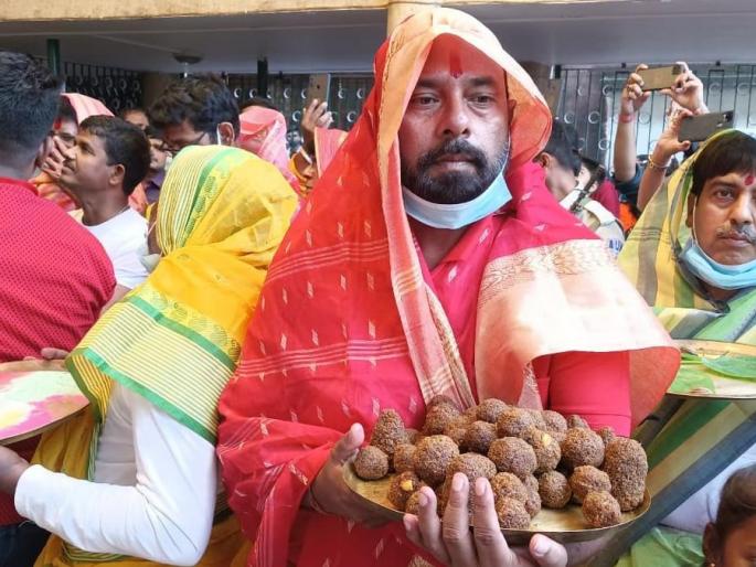 Here, not women but men wear sari. Worship of Goddess has been practiced for 229 years | येथे महिला नाही तर पुरुष साडी नेसून करतात देवीची पूजा, २२९ वर्षांपासून सुरू आहे प्रथा, असा आहे इतिहास Here, not women but men wear sari. Worship of Goddess has been practiced for 229 years | येथे महिला नाही तर पुरुष साडी नेसून करतात देवीची पूजा, २२९ वर्षांपासून सुरू आहे प्रथा, असा आहे इतिहास