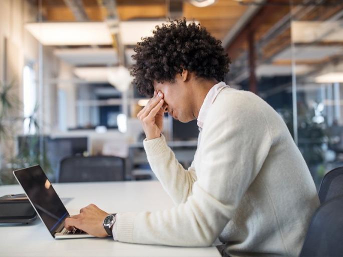 boss makes clock 15 minute late to make employees do free overtime | कर्मचाऱ्यांकडून फुकटात ओव्हरटाईम करुन घेण्यासाठी बॉसने घड्याळ केलं १५ मिनिटं मागे boss makes clock 15 minute late to make employees do free overtime | कर्मचाऱ्यांकडून फुकटात ओव्हरटाईम करुन घेण्यासाठी बॉसने घड्याळ केलं १५ मिनिटं मागे