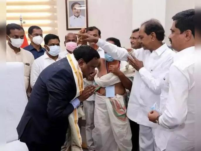 p venkatarami reddy resigns as ias can join trs to fight mlc election | मुख्यमंत्र्यांच्या पायाला हात लावणाऱ्या IAS अधिकाऱ्यांनी दिला राजीनामा, राजकीय चर्चांना उधाण  p venkatarami reddy resigns as ias can join trs to fight mlc election | मुख्यमंत्र्यांच्या पायाला हात लावणाऱ्या IAS अधिकाऱ्यांनी दिला राजीनामा, राजकीय चर्चांना उधाण